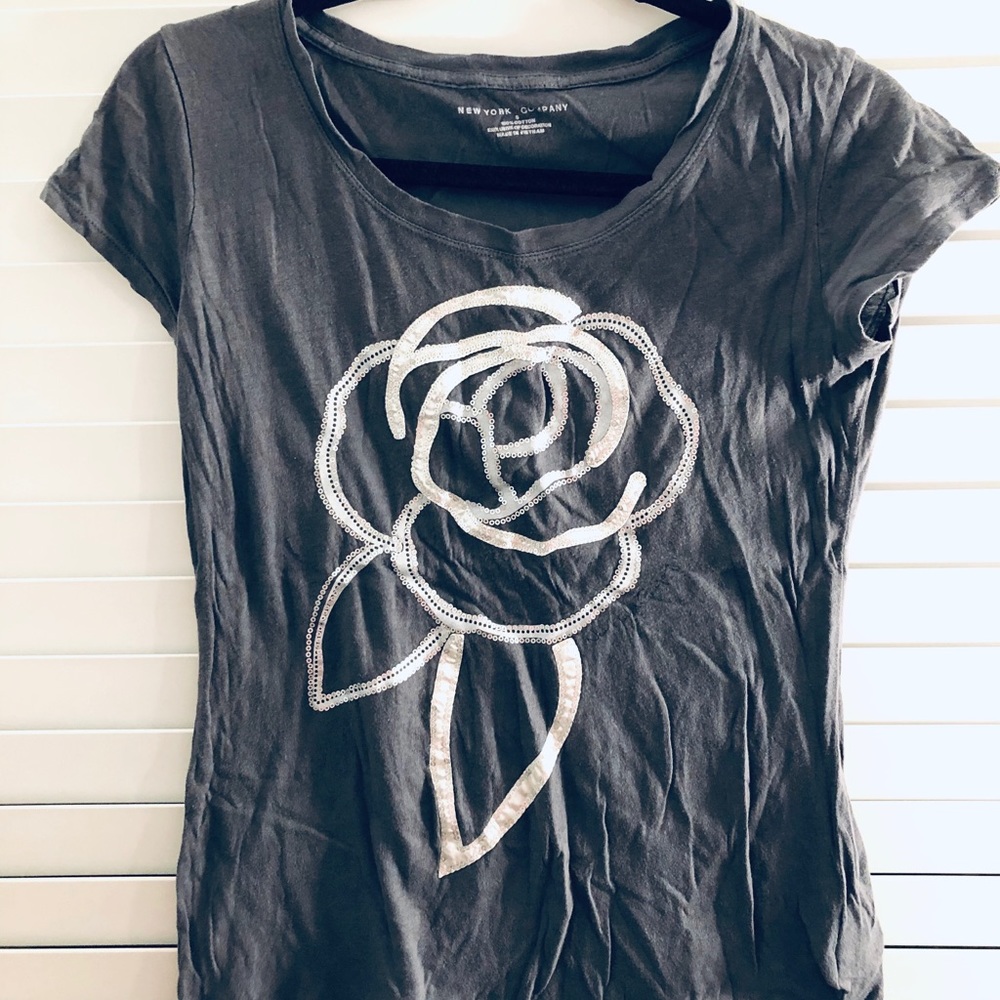 Grey tee with sequin rose outline